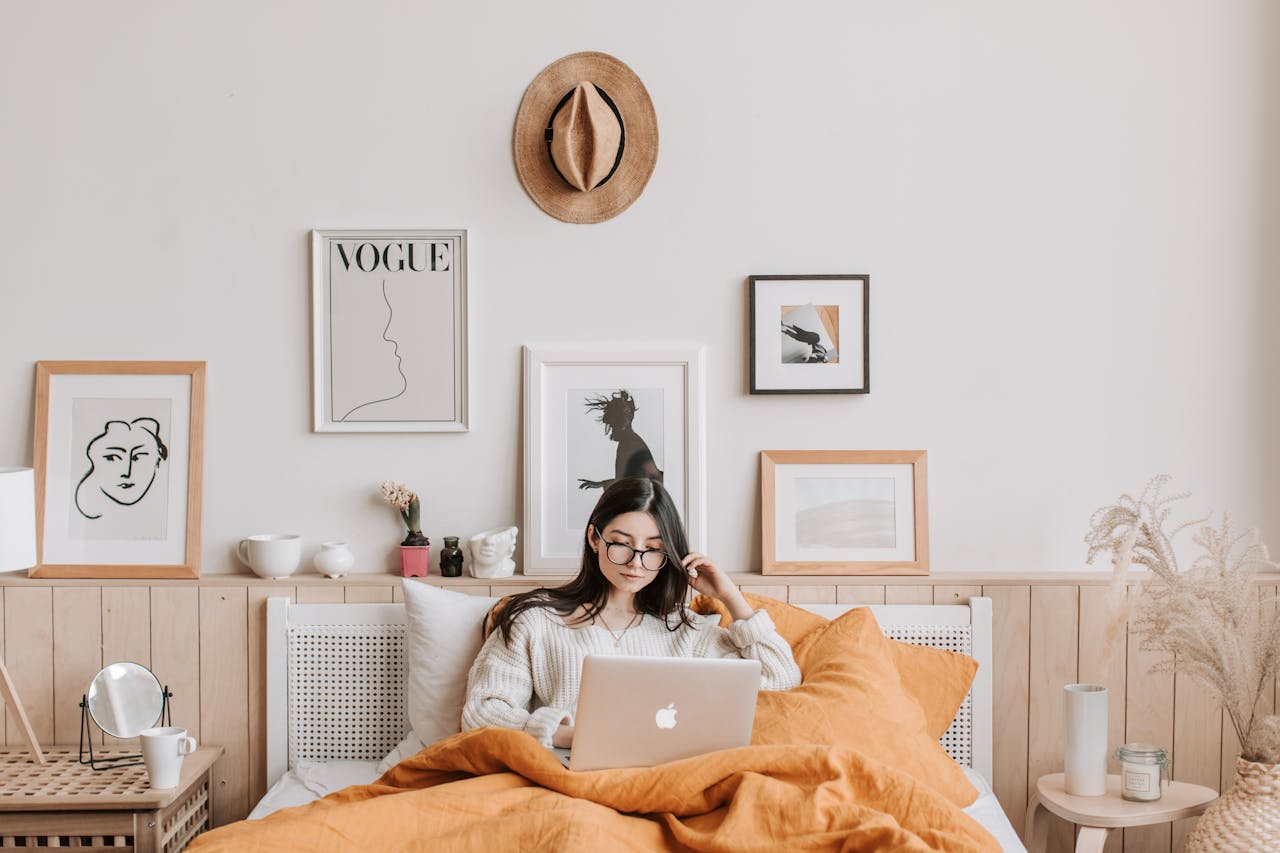 Woman sitting in bed on laptop